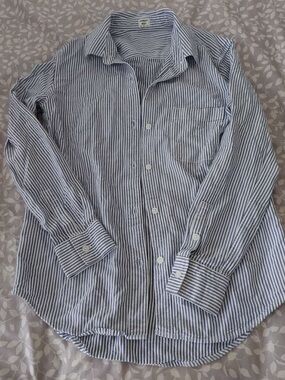 Aritzia Sunday Best blue and white striped button down shirt